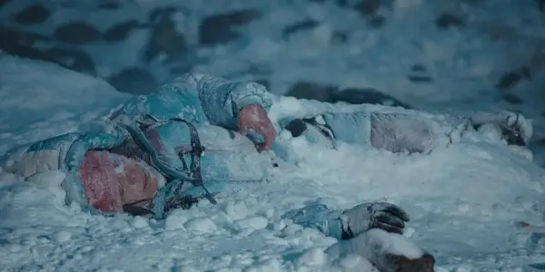 Naoko Mori als Yasuko Namba liegt tot im Schnee am Everest (2015)