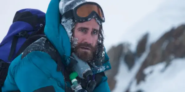 Jake Gyllenhaal als Scott Fischer in Everest sieht besorgt aus