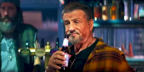 Sylvester Stallone pije pivo ako Barney Ross v The Expendables 4.