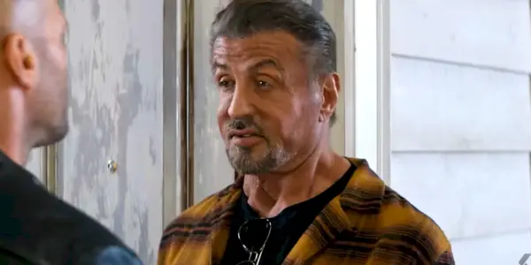 Barney sa rozpráva s Lee v Expendables 4