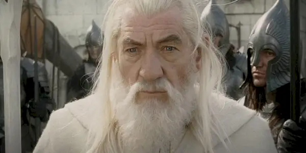 Gandalf den Hvide står foran soldater i Ringenes Herre.