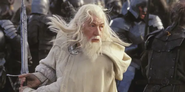 Gandalf fører et sværd i kamp.