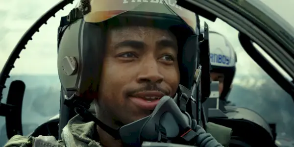 Venganza volando un jet en Top Gun Maverick