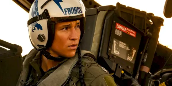 Fanboy mirando hacia atrás en Top Gun: Maverick