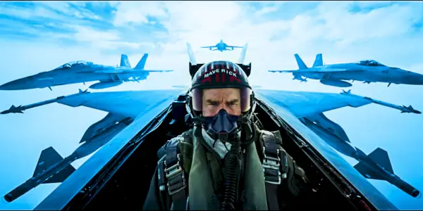 Tom Cruise pilotando un jet en Top Gun: Maverick