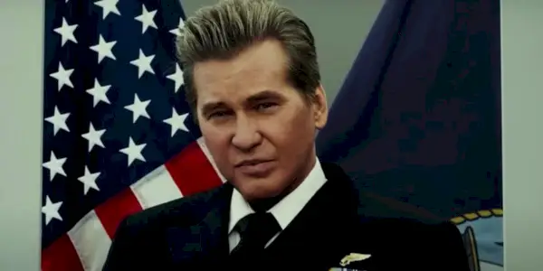Ice Man parado ante una bandera estadounidense en Top Gun: Maverick