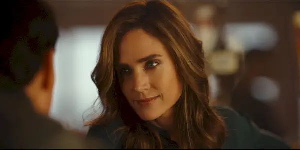 Jennifer Connelly como Penny Benjamin hablando con Maverick en el bar en Top Gun Maverick