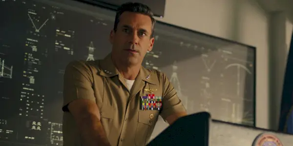 Una imagen de Jon Hamm parado detrás de un podio en Top Gun 2