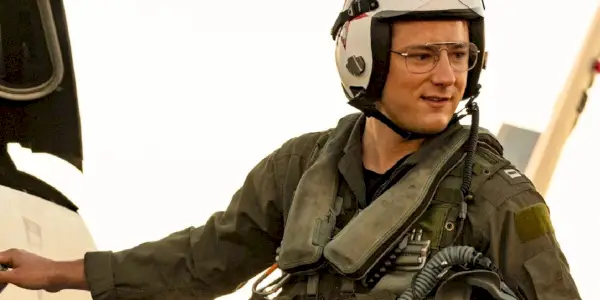 Bob parado junto a su avión en Top Gun: Maverick