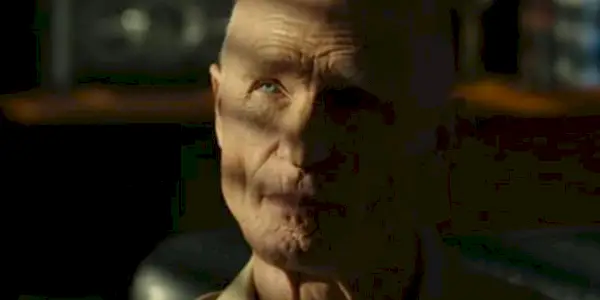 Una imagen de Ed Harris luciendo contemplativo en Top Gun 2