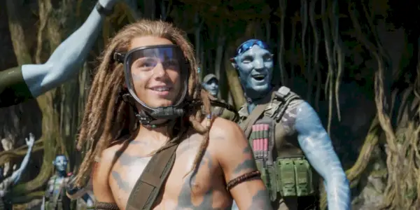 Edderkopp som smiler med recom-avatarer bak seg i Avatar: The Way of Water.
