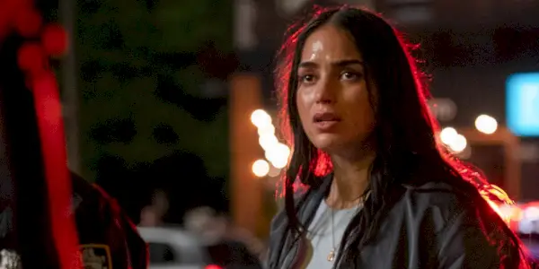 Melissa Barrera na newyorské ulici ve Scream VI
