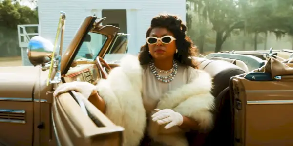 Taraji P. Henson als Shug Avery steigt in „Die Farbe Lila“ aus einem Auto