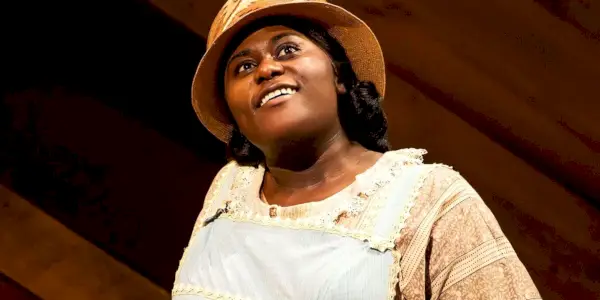 Danielle Brooks lächelt als Sofia in „Die Farbe Lila“ (2023)