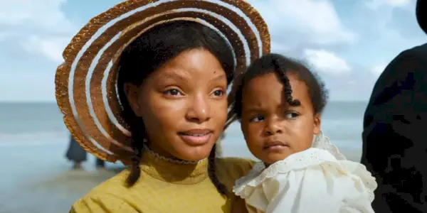 Halle Bailey als Nettie Harris mit einem Baby in der Farbe Lila (2023)