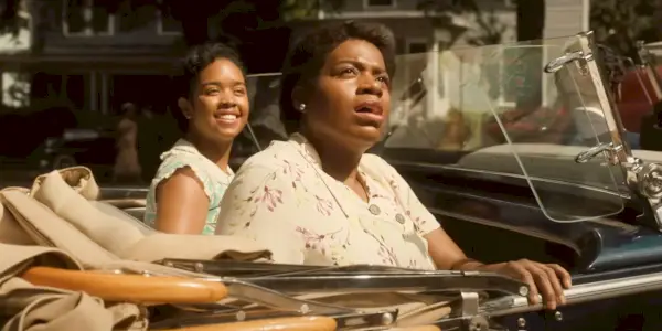 Eine fassungslose Celie (Fantasia Barrino) sitzt in einem Auto neben Squeak (H.E.R.) in The Color Purple (2023).