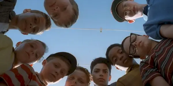 As crianças de Sandlot olham para a câmera