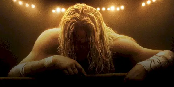 Mickey Rourke visí na lanách z The Wrestler