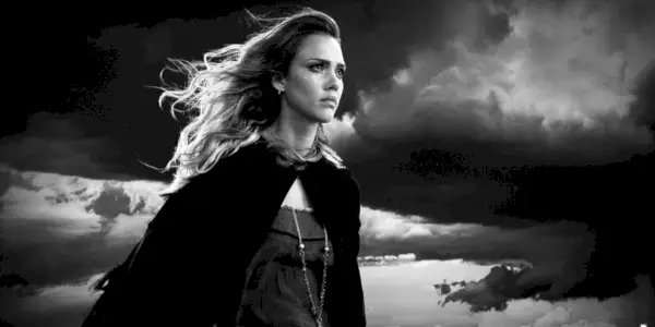 Jessica Alba kráča proti zamračenej oblohe v Sin City