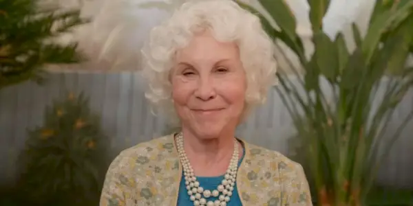 Ruth Handler (Rhea Perlman) lächelt in Barbie
