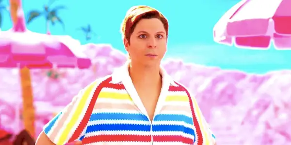 Michael Cera als Alan, der in „Barbie“ nervös auf den Strand blickt