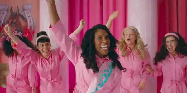 Issa Rae hebt ihren Arm vor anderen Barbies