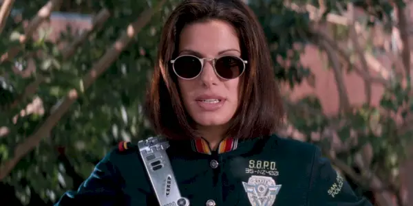 Sandra Bullock iført solbriller i Demolition Man