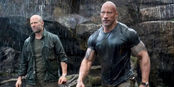 Dwayne Johnson i Jason Statham w deszczu w Hobbs i Shaw