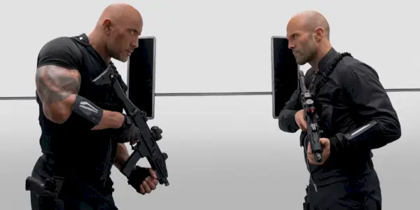 Dwayne Johnson i Jason Statham z bronią w Hobbs i Shaw