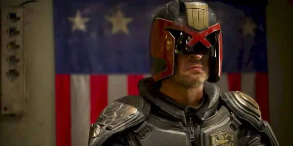 Richter Dredd vor einer amerikanischen Flagge in Dredd