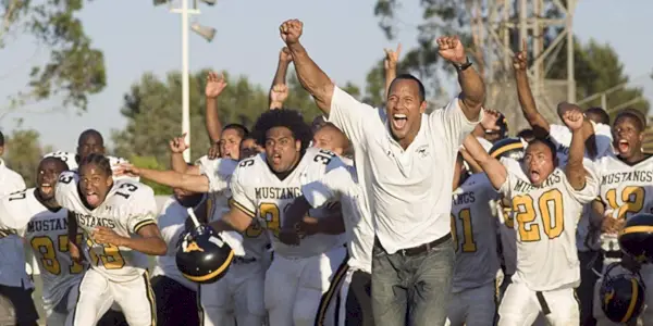 Sean Porter (Dwayne Johnson) og fodboldholdet fejrer i Gridiron Gang