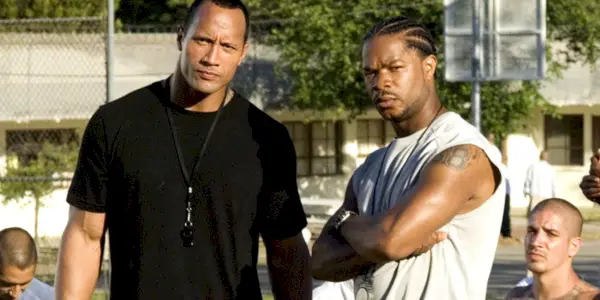 Sean (Dwayne Johnson) og Malcolm (Xzibit) træner i Gridiron Gang