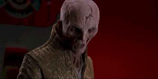Andy Serkis som øverste leder Snoke i The Last Jedi ser sint ut