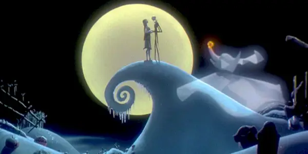 Jack y Sally se encuentran en la cima de una colina cubierta de nieve en Pesadilla antes de Navidad.