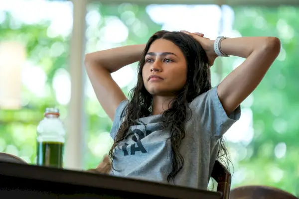 Zendaya sentada con las manos en la cabeza en la película Challengers