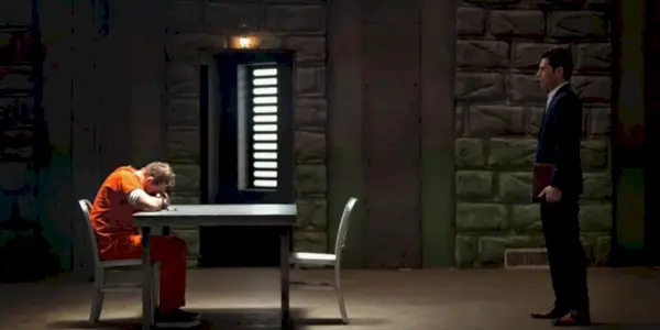 Dr. Martin und Brady unterhalten sich im Gefängnis in Nefarious