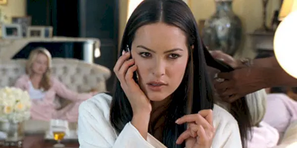 Tracy au téléphone, l'air tendue sur The Hangover