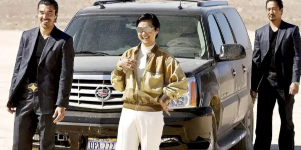 M. Chow debout près de sa voiture avec des gardes sur The Hangover