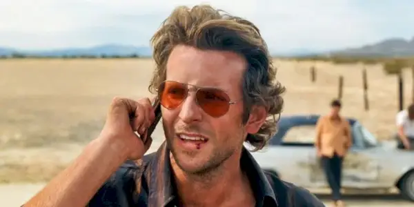 Phil au téléphone, l'air tendu sur The Hangover
