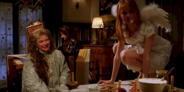 Dianne Wiest og Evan Rachel Wood i Practical Magic