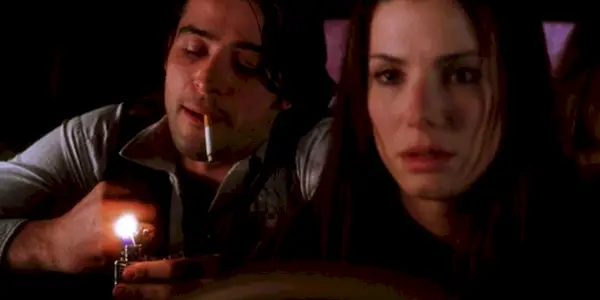 James sitter bak Sally i bilen i Practical Magic