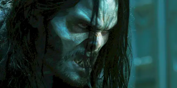 Jared Leto som Morbius, ser klar til å angripe i Morbius (2022).