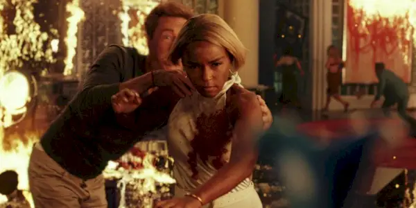 Helen s'en prend au bouton dans Glass Onions avec Miles essayant de l'arrêter dans la suite de Knives Out