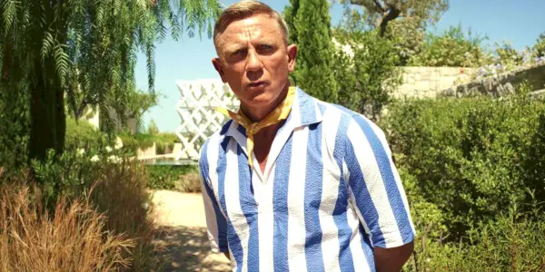 Daniel Craig dans le rôle de Benoit Blanc, perplexe, en plein air sur une île dans Glass Onion A Knives Out Mystery