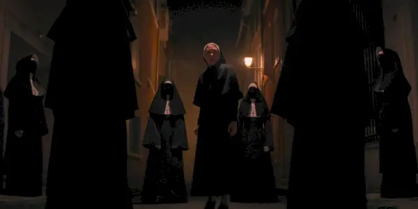 Sœur Irène entourée d'habits de nonne dans The Nun 2