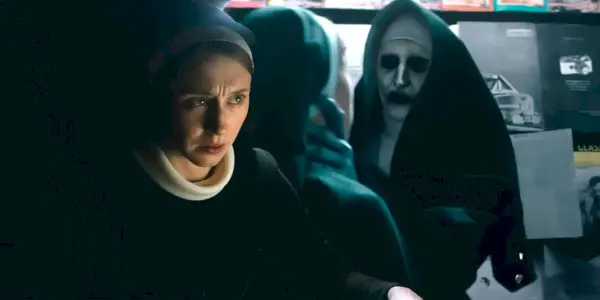 Taissa Farmiga et Bonnie Aarons dans The Nun II