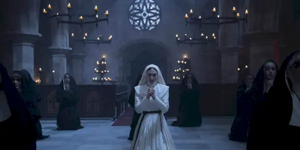 Taissa Farmiga dans le rôle de Sœur Irène priant dans La Nonne