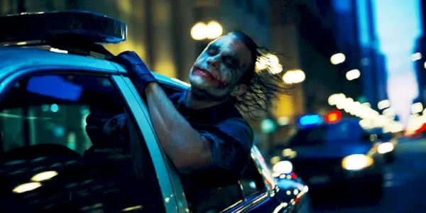 Le Joker pendu à une voiture de police dans The Dark Knight