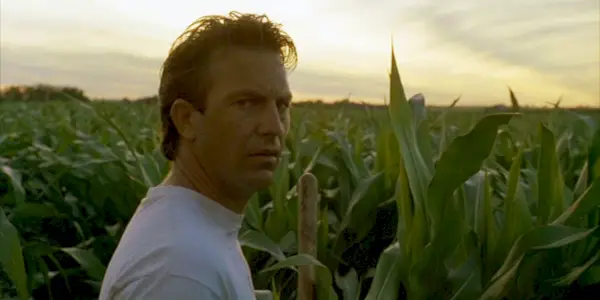 Kevin Costner som Ray Kinsella står i et felt i Field of Dreams