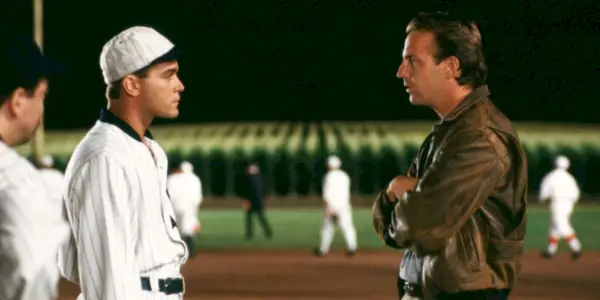 Ray Kinsella (Kevin Costner) snakker med Shoeless Joe Jackson (Ray Liotta) på banen i Field of Dreams